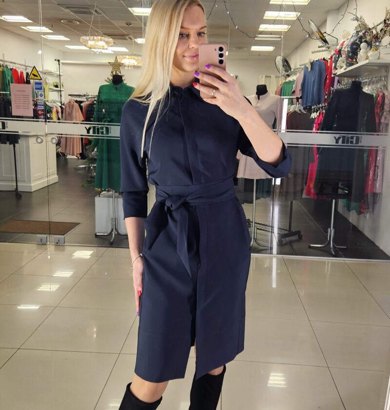 Marškinių stiliaus suknelė-moderni, praktiška klasika. Tamsiai mėlynos spalvos