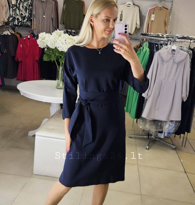 Klasikinė, tiesi suknelė su kimono tipo rankovėmis, tamsiai mėlynos spalvos