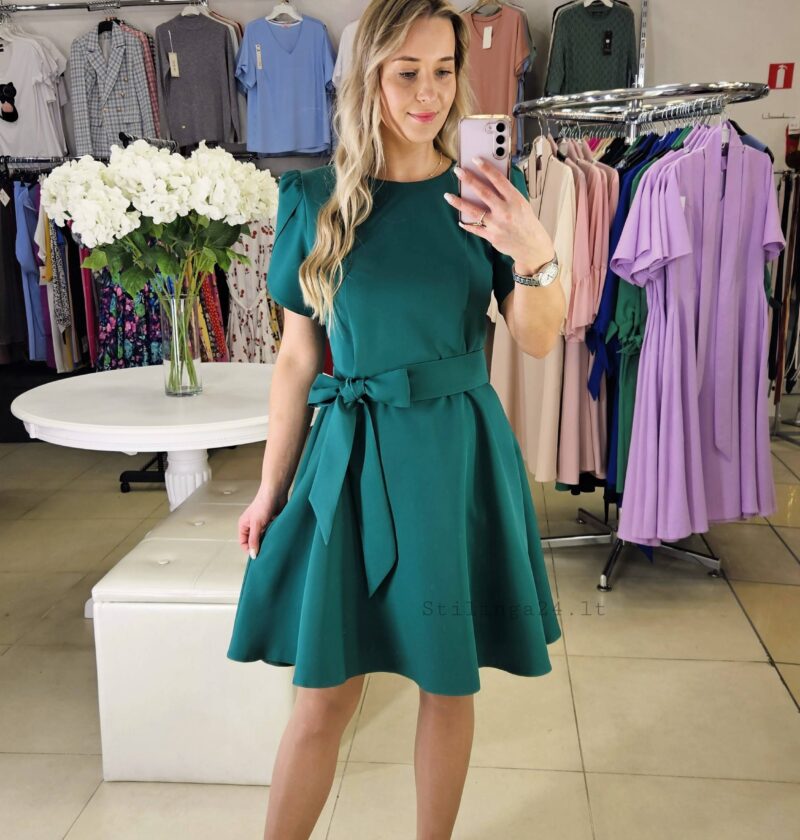 Liemenuota suknelė, su puošniomis, trumpomis rankovėmis. Žalios spalvos