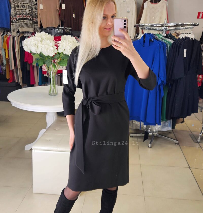 Tiesi suknelė su kimono tipo rankovėmis, juodos spalvos