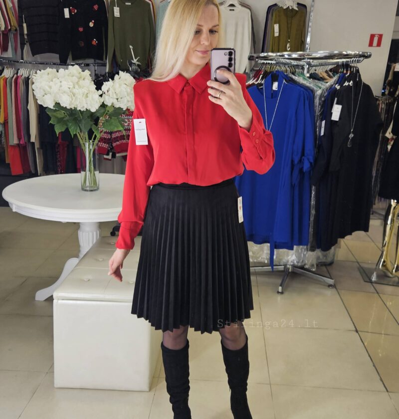 Minkštas, klostuotas, veliūrinis sijonas. Juodos spalvos