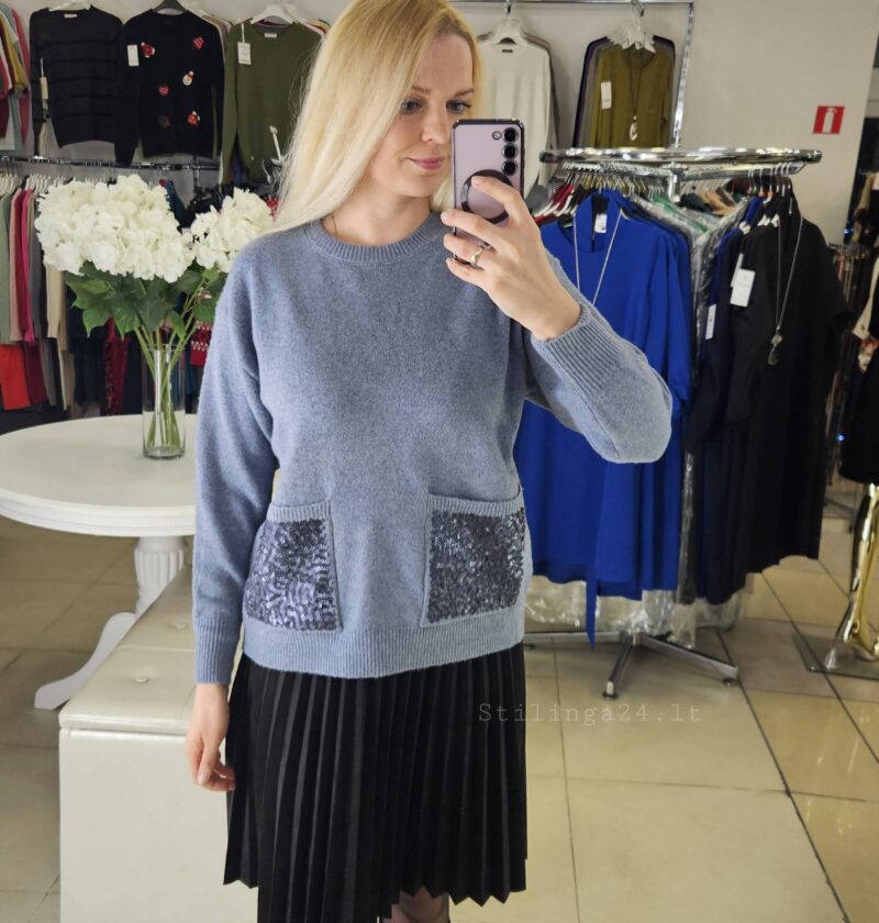 Megztinukas su blizgiais žvyneliais ant kišenių, melsvos spalvos