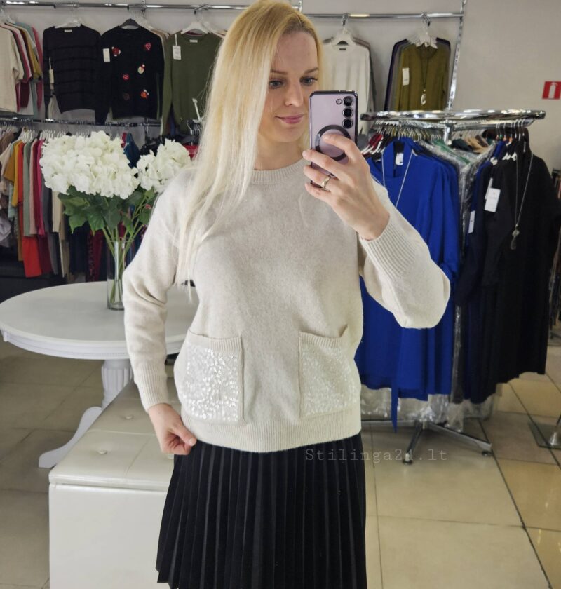 Megztinukas su blizgiais žvyneliais ant kišenių, kreminės spalvos