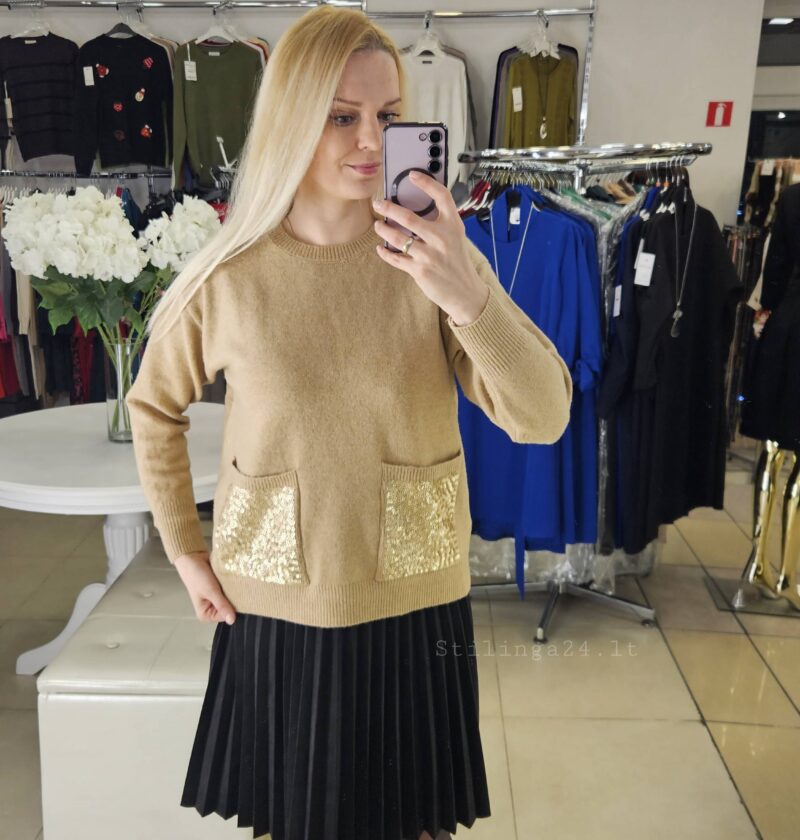 Megztinukas su blizgiais žvyneliais ant kišenių, smėlio spalvos