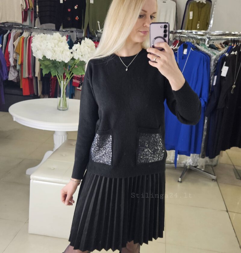 Megztinukas su blizgiais žvyneliais ant kišenių, juodos spalvos