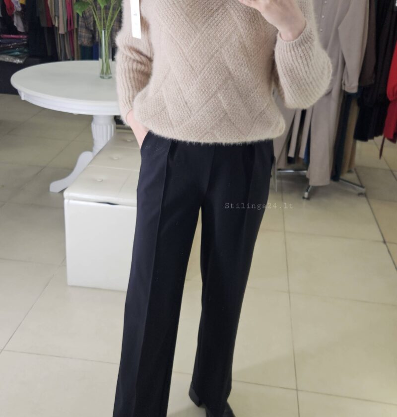 Tiesios, trikotažinės kelnės su kantu. Juodos spalvos