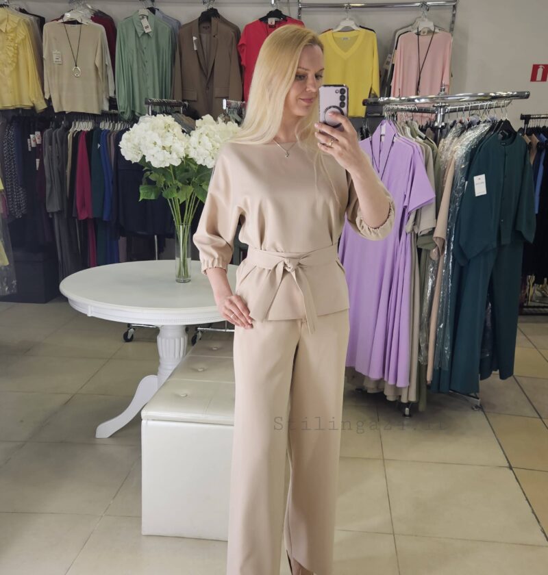 Elegantiškas, klasikinis kostiumėlis, tiesios kelnės. Kreminė spalva
