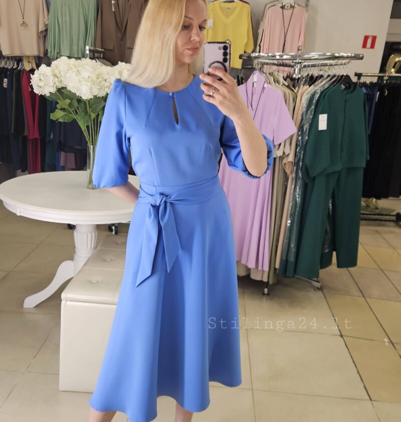 Liemenuota suknelė, su puošniu kaklu ir rankovėmis. Midi ilgis, melsva spalva