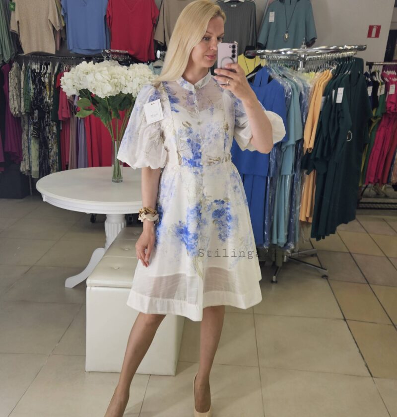 Puošni, lengvos viskozės balta suknelė su melsvomis gėlėmis