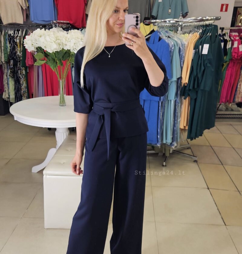 Elegantiškas, klasikinis kostiumėlis, tiesios kelnės. Tamsiai mėlyna