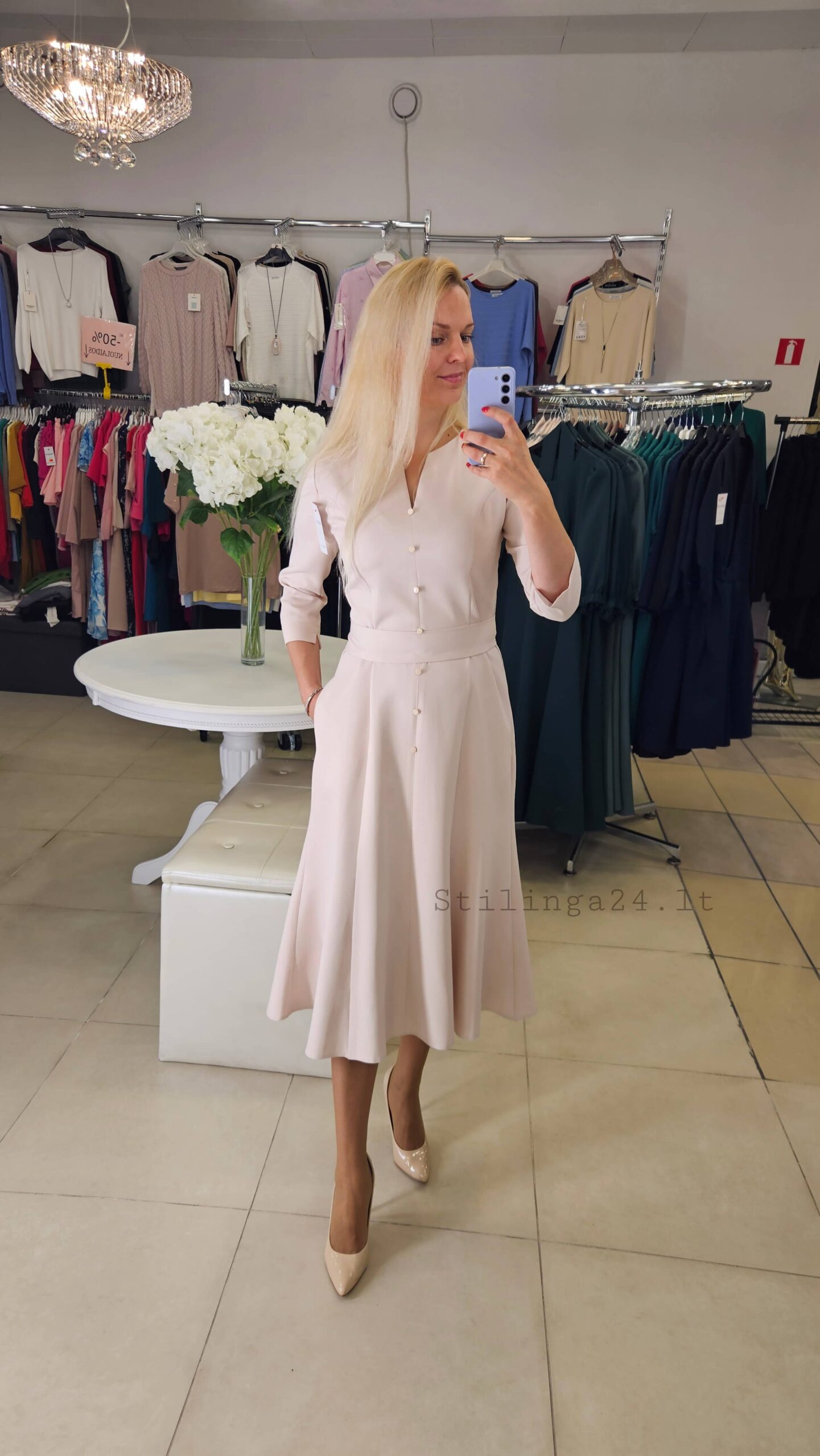 Tiesi suknelė, V formos kaklas, midi ilgio. Kreminė
