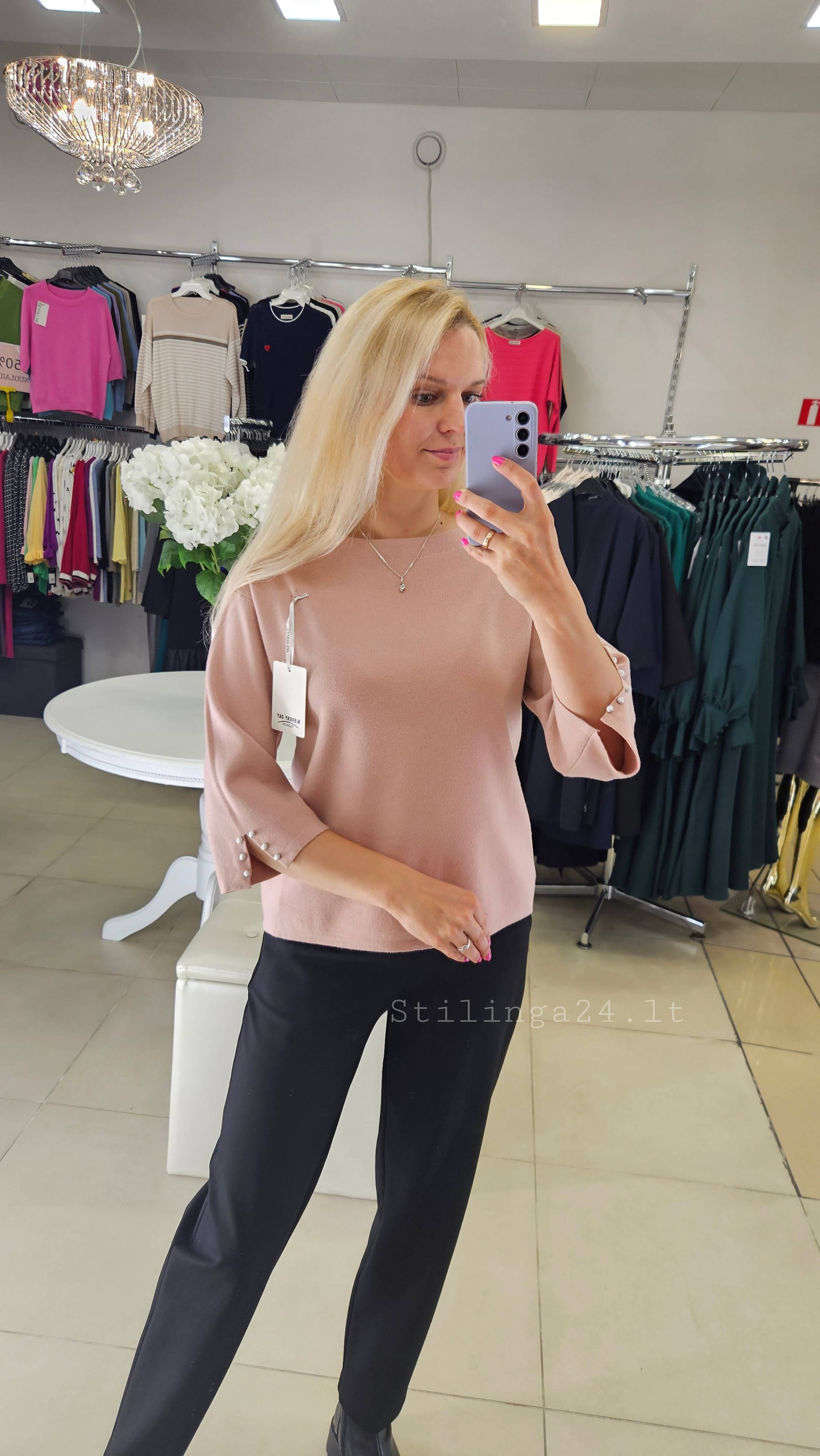 Elegantiškas rausvas megztukas, puošnios rankovės